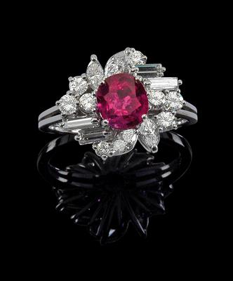 A diamond ring with untreated ruby c. 1.40 ct - Jewellery