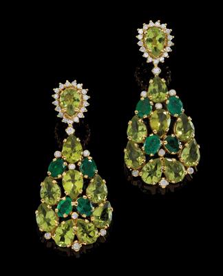 A pair of peridot and emerald ear pendants - Klenoty