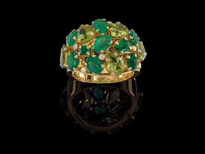 An emerald and peridot ring - Gioielli