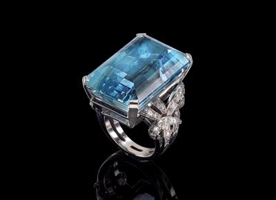 An aquamarine ring, c. 52 ct - Gioielli