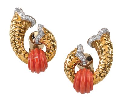 A pair of brilliant and coral ear clips - Klenoty