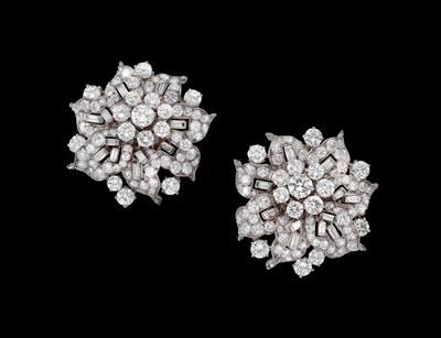 A pair of diamond earclips by Bulgari, total weight c. 14 ct - Gioielli