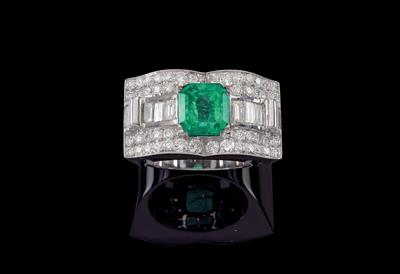 A diamond and emerald ring - Gioielli