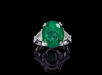 A diamond and emerald ring - Klenoty