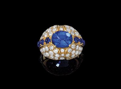A diamond ring with untreated sapphire by Moroni - Jewellery