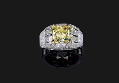A fancy yellow natural colour diamond ring 4.11 ct - Jewellery