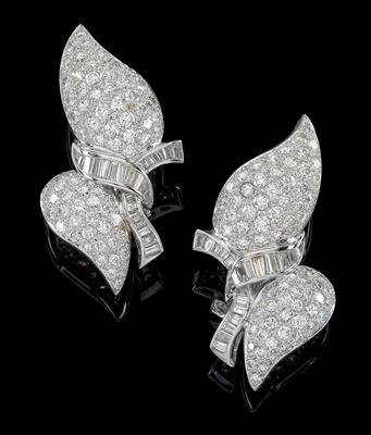 A pair of diamond ear clips, total weight c. 8 ct - Gioielli