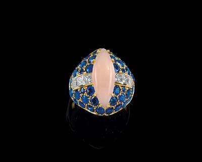 A diamond and sapphire ring by Petochi - Gioielli