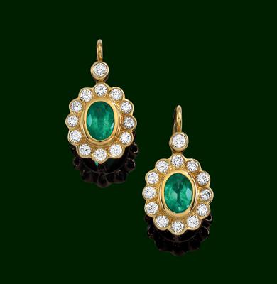 A pair of brilliant and emerald earrings - Jewellery
