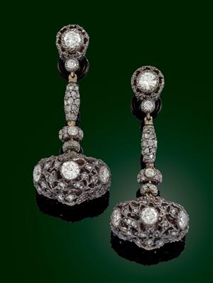 A pair of diamond pendant ear screws total weight c. 7 ct from an old European aristocratic collection - Gioielli