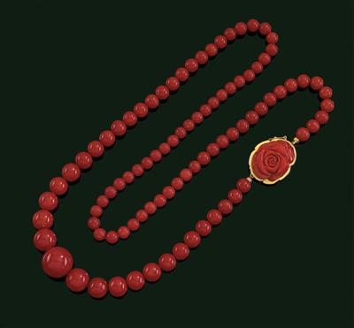 A coral necklace - Gioielli