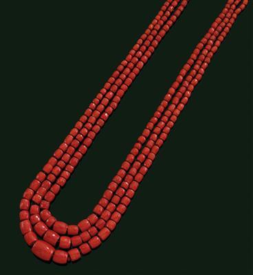 A coral necklace - Jewellery