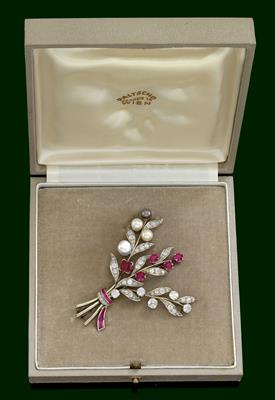 A cultured pearl, diamond and ruby brooch by Paltscho - Gioielli