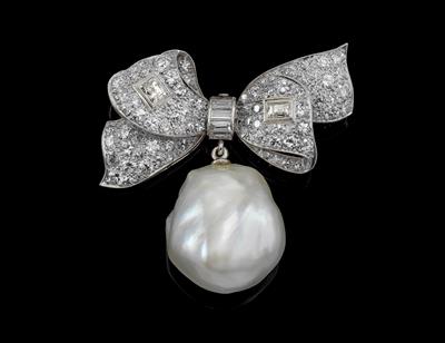 A diamond and cultured pearl brooch - Jewellery
