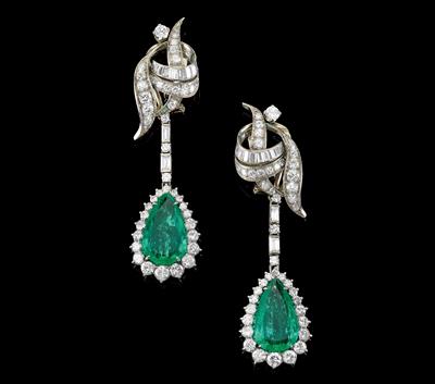 A pair of diamond and emerald ear clip pendants - Gioielli