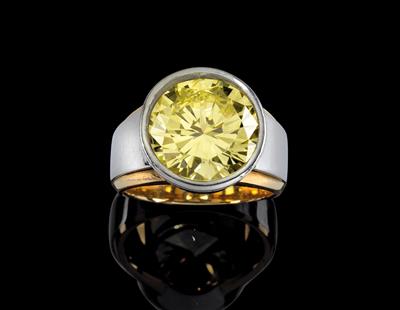 Fancy Light Yellow Natural Color Diamond 5.62 ct brilliant solitaire - Jewellery