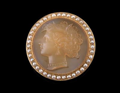 A cameo brooch - Jewellery