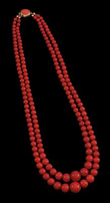 A coral necklace - Jewellery