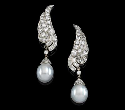 A pair of cultured pearl and diamond ear clips - Klenoty