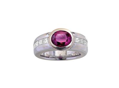 A diamond and ruby ring - Gioielli