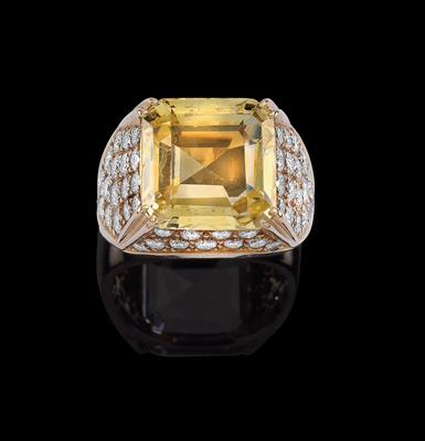 A brilliant ring with an untreated yellow sapphire c. 8 ct - Gioielli