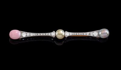 A conch pearl brooch - Jewellery