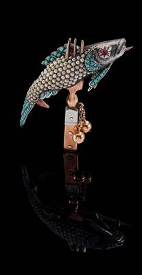 A demi-pearl and turquoise brooch in the shape of a fish on a fork - Gioielli