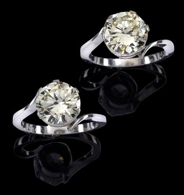 2 brilliant solitaires, total weight c. 6.50 ct - Jewellery