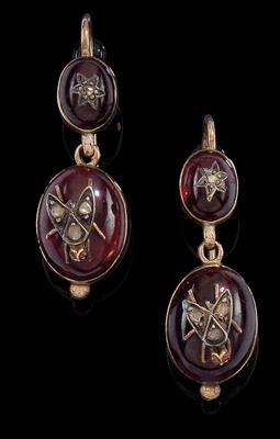 A pair of diamond rhomb and garnet ear pendants - Klenoty