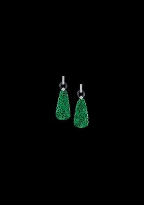 A pair of brilliant ear pendants with cut jade - Gioielli