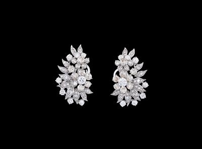 A pair of diamond ear clips, total weight c. 6 ct - Gioielli