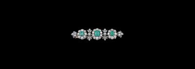 A diamond and emerald brooch - Gioielli