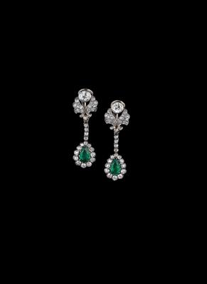 A pair of diamond and emerald ear pendants - Gioielli