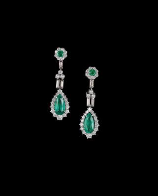 A pair of diamond and emerald ear pendants - Jewellery