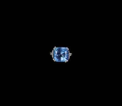 A diamond ring with an untreated sapphire c. 15 ct - Gioielli