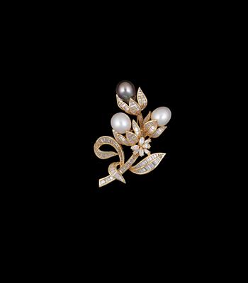 A South Sea cultured pearl and diamond brooch by Moroni - Jewellery