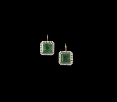 A pair of emerald ear pendants, total weight c. 14.40 ct - Klenoty