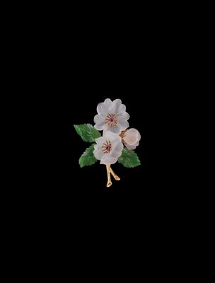 A Floral Brooch - Jewellery