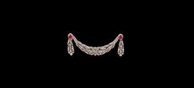 A Diamond Rhomb and Ruby Brooch - Gioielli