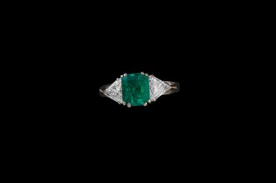 An Emerald and Diamond Ring - Klenoty