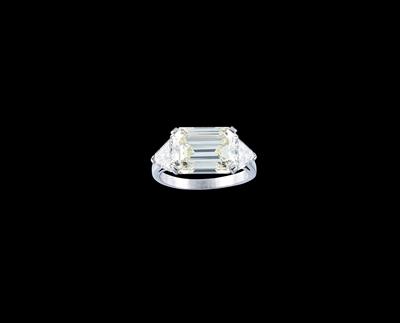 A Fancy Light Yellow Natural Colour Diamond Ring by Bulgari 5.62 ct - Jewellery