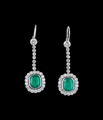 A Pair of Diamond and Emerald Ear Pendants - Klenoty