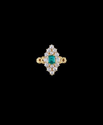 A Diamond and Emerald Ring - Gioielli
