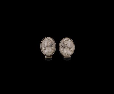 A Pair of Lava Cameo Ear Clips - Klenoty