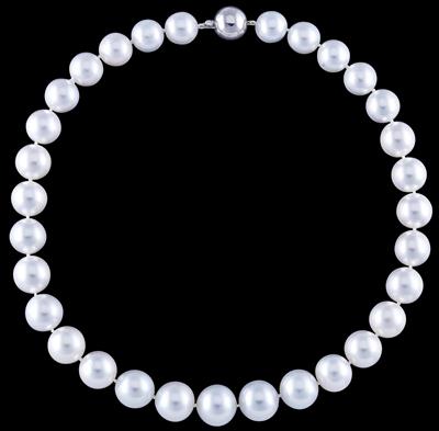 A Necklace of South Sea Cultured Pearls - Jewellery