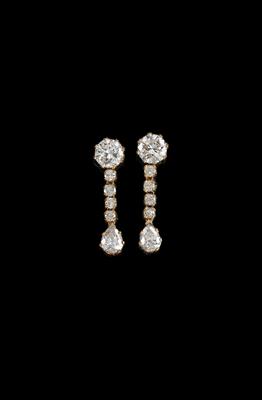 A Pair of Diamond Pendant Ear Screws Total Weight c. 4.40 ct - Gioielli