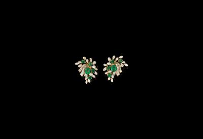 A Pair of Diamond and Emerald Ear Clips - Klenoty