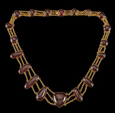 A Garnet Necklace - Jewellery