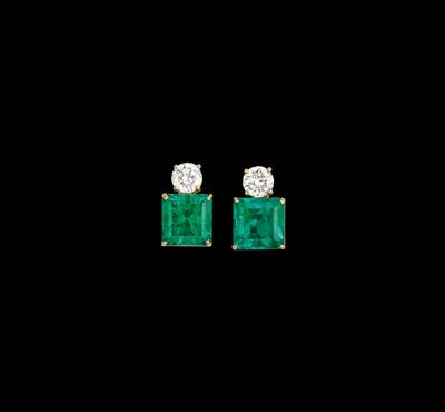 A Pair of Emerald Ear Clips, Total Weight c. 14 ct - Jewellery