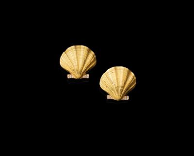 A Pair of Shell Ear Clips by Wagner - Gioielli